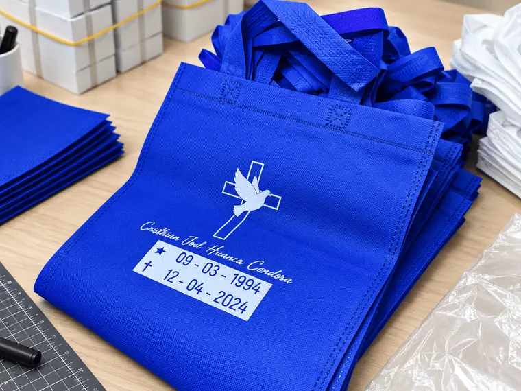 Bolsas tote azules personalizadas con impresión, producidas por Acrílica del Perú